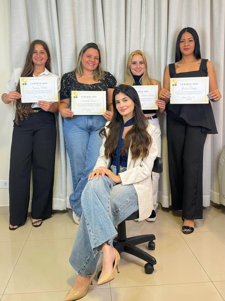 Turma de alunas formadas com certificado