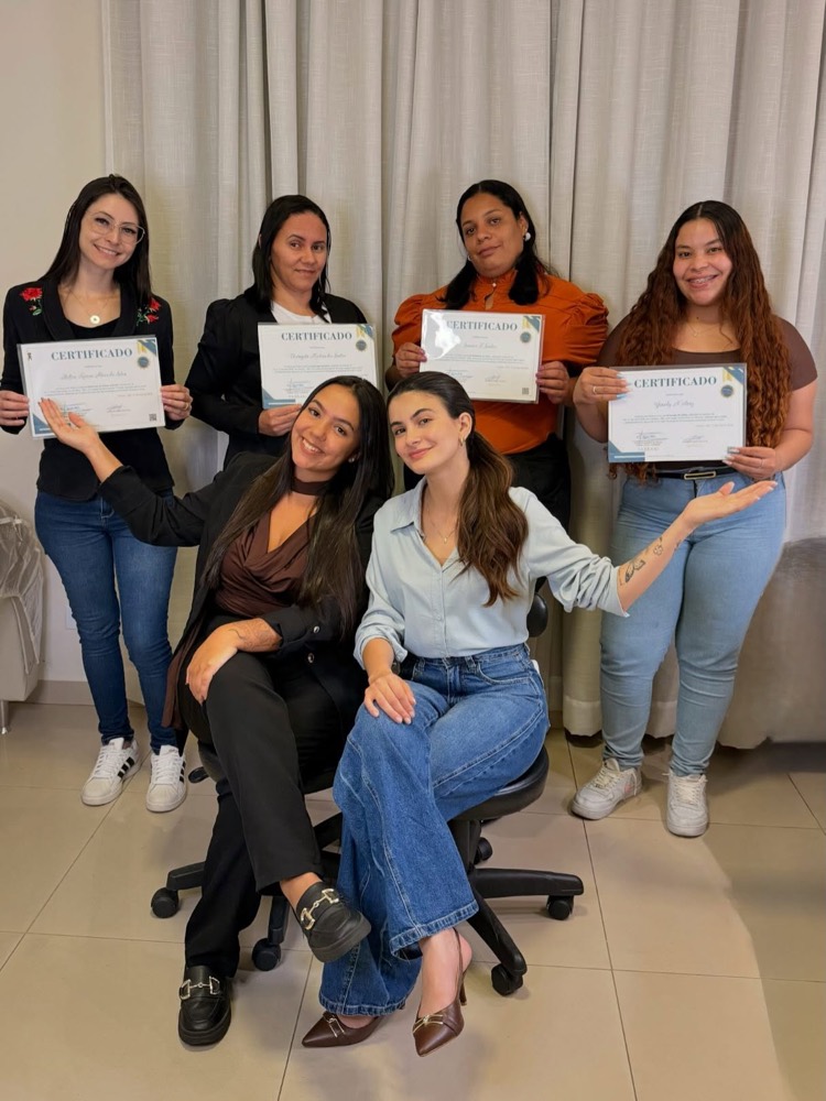 Alunas do curso de extensão de cílios